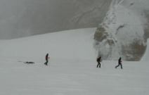 Unter der Westwand des Ulvetanna im Schlechtwetter 