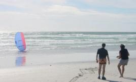 Ralf und Alain überbrücken die Wartezeit und trainieren am Zugdrachen.