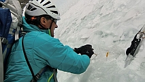 Ralf beim Eissanduhr Bohren