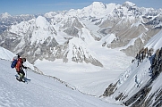 Abstieg zum Nordsattel  links Pumori, rechts Cho Oyu und Gyachung Kang