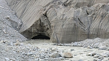 Der Fluss Braldu am Gletschertor des Baltoro-Gletschers