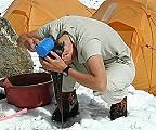 Eva beim Haarewaschen